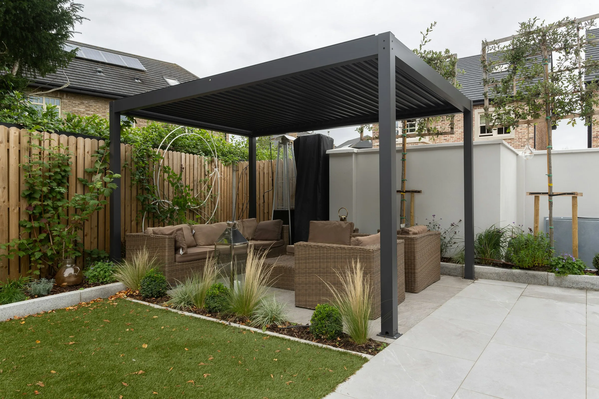 Aluminium pergola over a porcelain terrace with outdoor seating